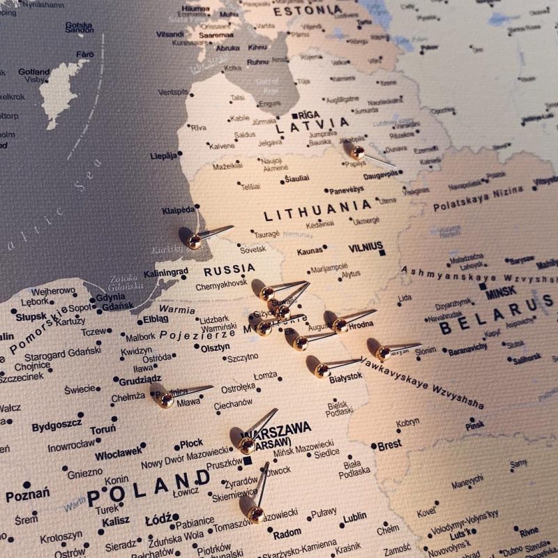 Europa-Karte-Pinnwand-Grau-Detailliert-mit-pinnen Europa-Karte-Pinnwand-Grau-Detailliert-mit-pinnen