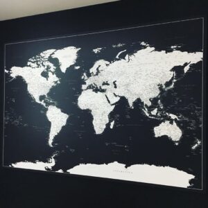 Pinnwand Weltkarte – Modernes Schwarz (Detailliert) - TripMapWorld.de