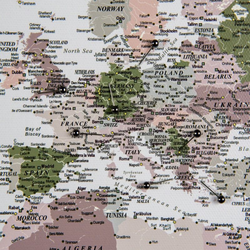 weltkarte mit pins kork lila grun weltkarte mit pins kork lila grun