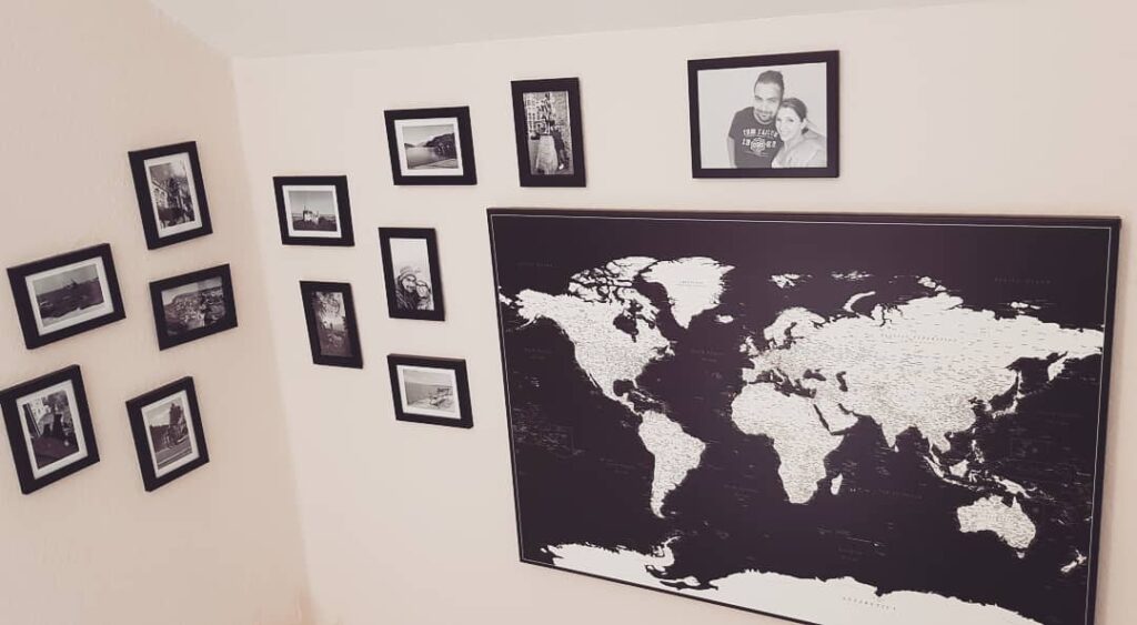 Bilder um die Reisekarte herum aufhängen